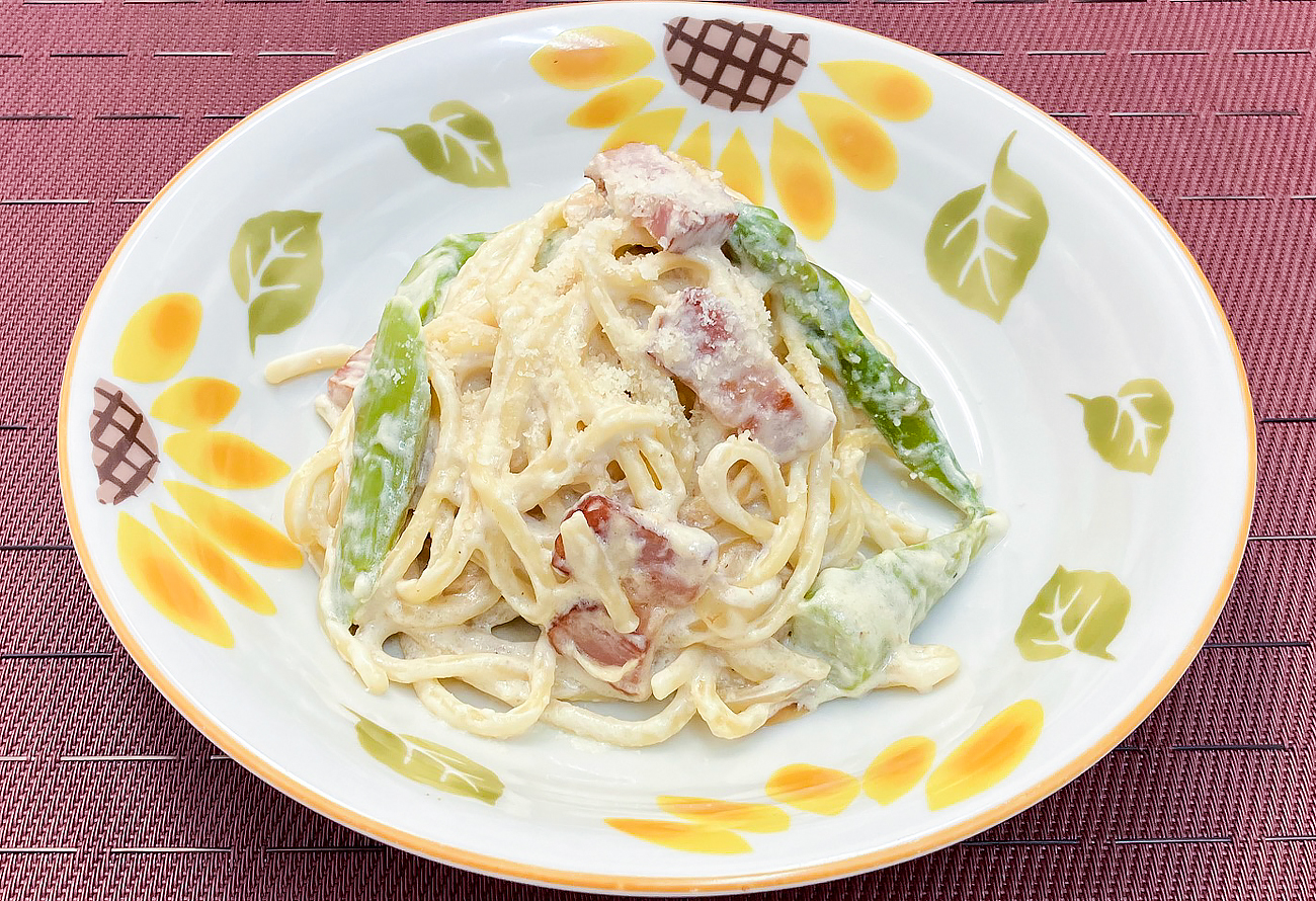 ベーコンとアスパラのクリームパスタ