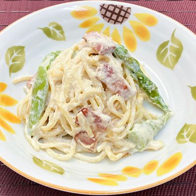 ベーコンとアスパラのクリームパスタ